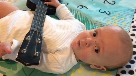 fotografi bebis med gitarr