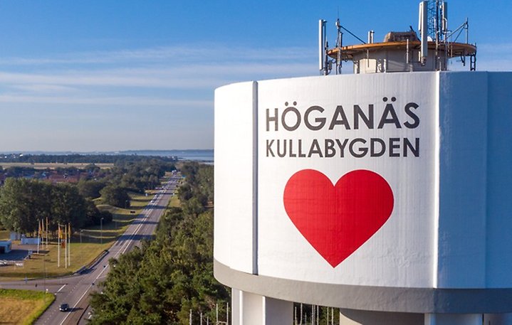 Vattentornet i Höganäs. Det är ett rött hjärta målat på tornet. Foto.
