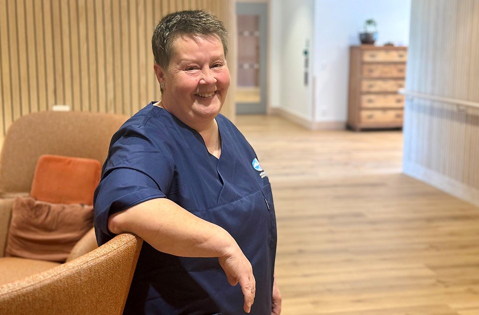 Kvinna som arbetar på äldreboende